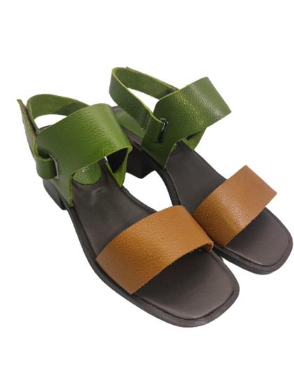 Sandália Feminina Salto Grosso Em material sintético Com Caramelo. - Sapatos e Cores/Gruller. Imagem de Sandália Feminina Salto Grosso Em material sintético Com Caramelo.