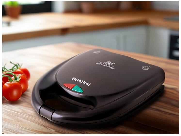 Sanduicheira Mondial S-12 fechada sobre uma bancada de madeira com tomates cereja
