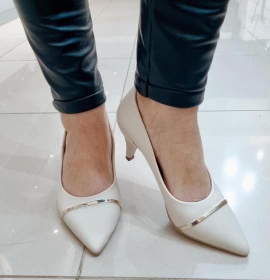 Imagem de Scarpin Feminino Salto Fino, Bico Fino Off White Salto Leve