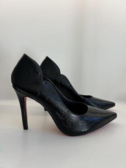 Imagem de Scarpin Preto Verniz Wetting Detalhe