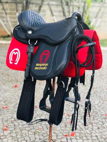 Imagem de Sela Australiana Gel Preta para Cavalgada com bordado Mangalarga Marchador