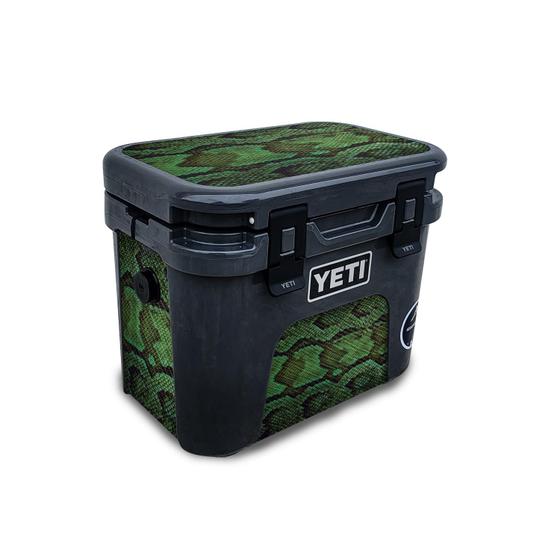 Imagem de Skin Carbon Fiber Green Serpent para Yeti Roadie 15 Cooler