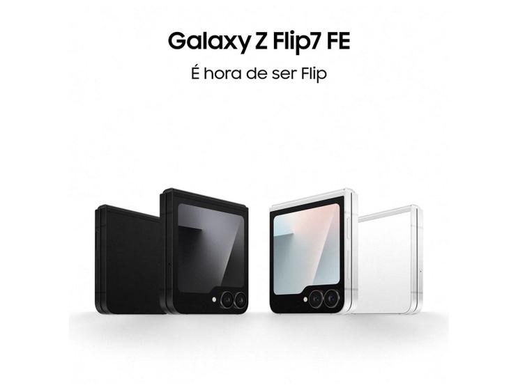 Três modelos do Samsung Galaxy Z Flip7 FE em diferentes cores, sendo dois pretos e um branco, alinhados lado a lado