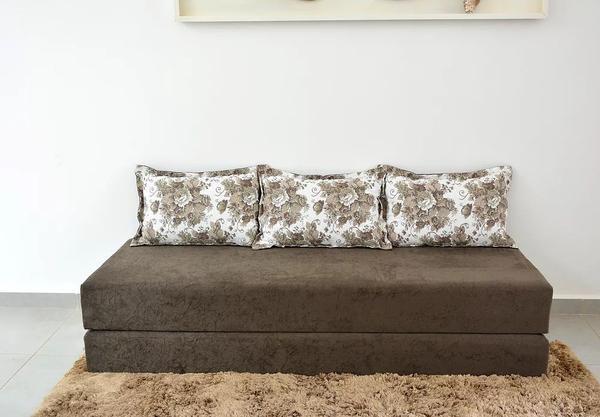 Sofá Cama Tecido Suede Marrom Floral com Almofadas Dupla Face - Sofá que vira cama Multifuncional Menor preço em Sofá Cama Tecido Suede Marrom Floral com Almofadas Dupla Face - Sofá que vira cama Multifuncional
