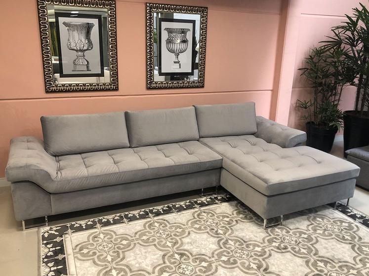 Sofá Chaise Canto Fixa Retro 4 Lugares Costa Esmeralda 263 cm Pé Fino Alumínio Veludo Cinza - Duvali Menor preço em Sofá Chaise Canto Fixa Retro 4 Lugares Costa Esmeralda 263 cm Pé Fino Alumínio Veludo Cinza - Duvali