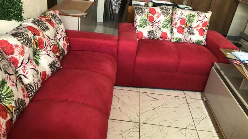 Imagem de Sofá vermelho e almofadas floridas