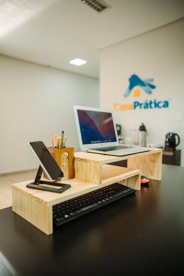 Suporte Para Monitor Duplo Decorativo Ajustável Expansível 2 Prateleiras Madeira Pinus Envernizado Menor preço em Suporte Para Monitor Duplo Decorativo Ajustável Expansível 2 Prateleiras Madeira Pinus Envernizado