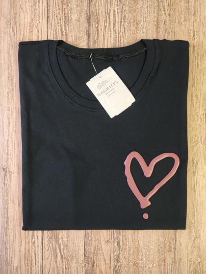 Imagem de T-shirt coração manga curta preto surto clothing  feminina tam M