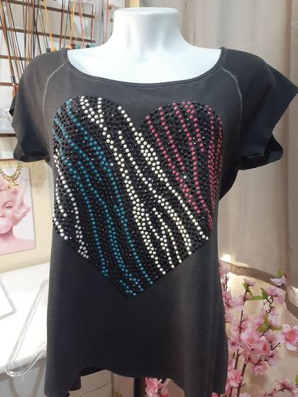 Imagem de T- Shirt em Viscolycra com Pedrarias - Coração Colorido - Tamanho G