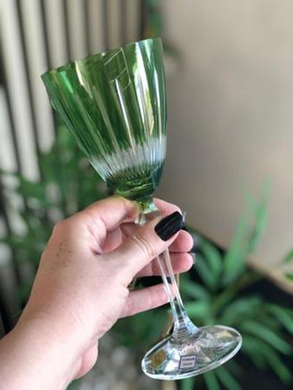 Imagem de Taça para vinho tinto lapidada em cristal ecológico 250ml A22cm cor verde