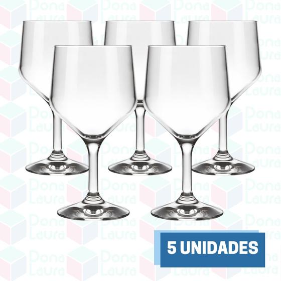Close nas 5 taças de vidro transparentes dispostas para exibição