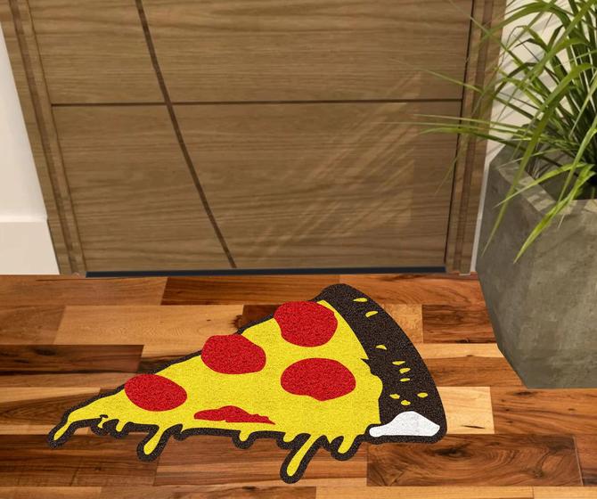 Imagem de Tapete pedaço de pizza no formato, tapetes diferentes e temáticos.