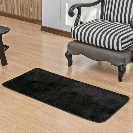 Tapete Sala Quarto Pelúcia 1,00m X 50cm - Preto Menor preço em Tapete Sala Quarto Pelúcia 1,00m X 50cm - Preto