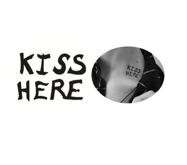 Imagem de Tatuagem Temporária Kiss Here Beije Aqui Frase