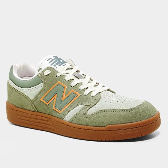 Vista em ângulo frontal do tênis New Balance 480 Low com cadarços brancos e logo lateral