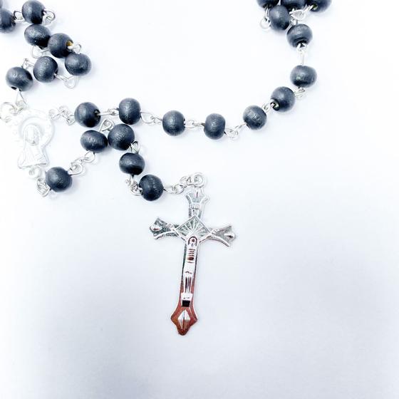 Imagem de Terço Nossa Senhora Aparecida detalhes madeira medalha crucifixo prata religioso