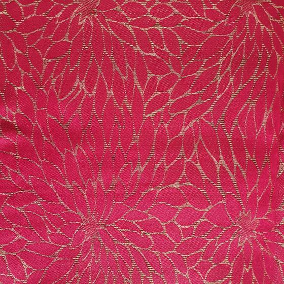 Imagem de Toalha de Mesa Retangular Natalina 152x213cm Vermelha com Detalhes Dourados