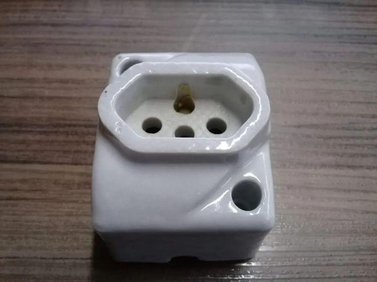 Imagem de Tomada Sob Porcelana 2p+t Quadrada - G20