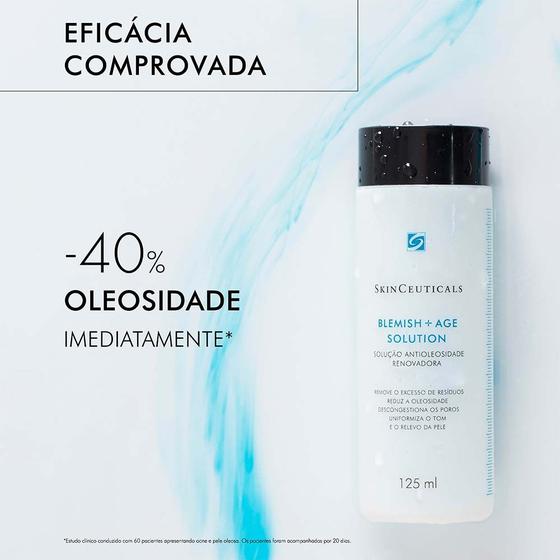 Frasco do tônico facial SkinCeuticals posicionado sobre fundo com rastro de líquido azul e indicação de eficácia comprovada na redução de 40% da oleosidade
