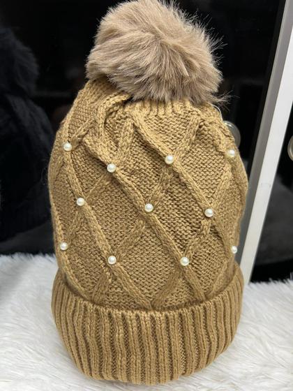Imagem de Touca de Inverno com Pelúcia Feminina com Pompom e Perolas Touca Quentinha