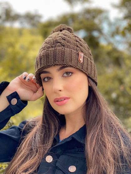 Imagem de Touca/ Gorro Tricot com Tranças e Pompom