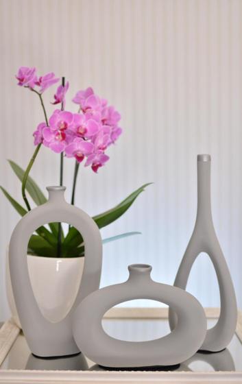 Imagem de *trio de jarros vazados em cerâmica para decoração de sala, centro de mesa na cor cinza*