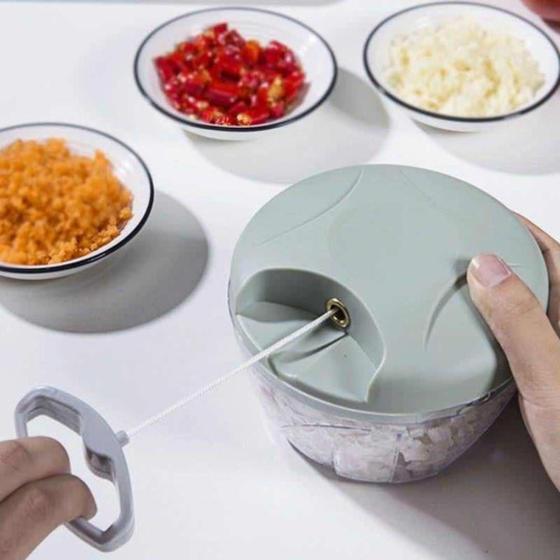 Imagem de Triturador Manual Portátil c/ Corda Retrátil e Lâminas de Aço Inox Fácil de Usar, Compacto Ideal p/ Preparar Temperos