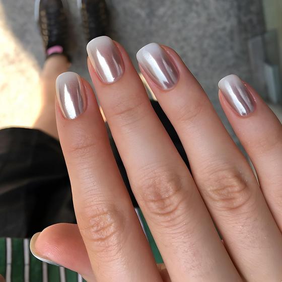 Imagem de Unhas Postiças OCOUYVD - Degradê Branco com Design Cromado - 24 Unidades