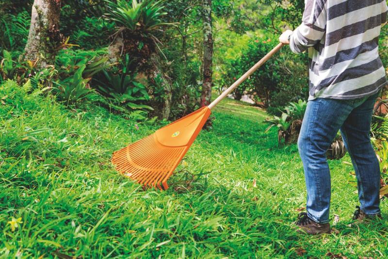 Imagem de Vassoura com 30 Dentes Tramontina em Polipropileno Laranja com Cabo de Madeira 120 cm