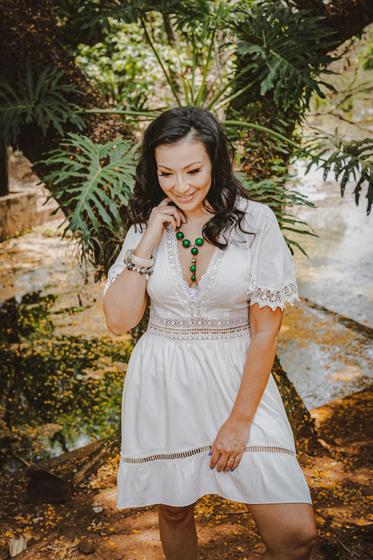 Imagem de Vestido branco acinturado feito em tecido viscolinho, detalhes em renda- Ana Figueiredo