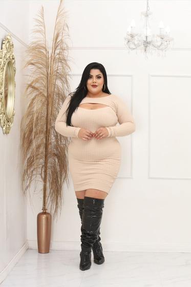 Imagem de Vestido Plus Size Curto Manga Longa Recorte Oval no Decote