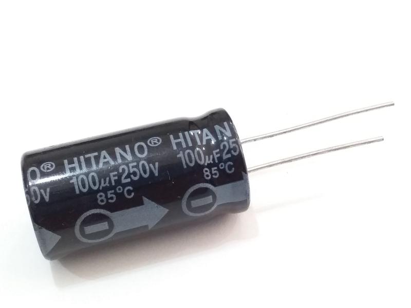 1 Capacitor Eletrolítico 100uf 250v 105º Hitano Imagem de 1 Capacitor Eletrolítico 100uf 250v 105º Hitano