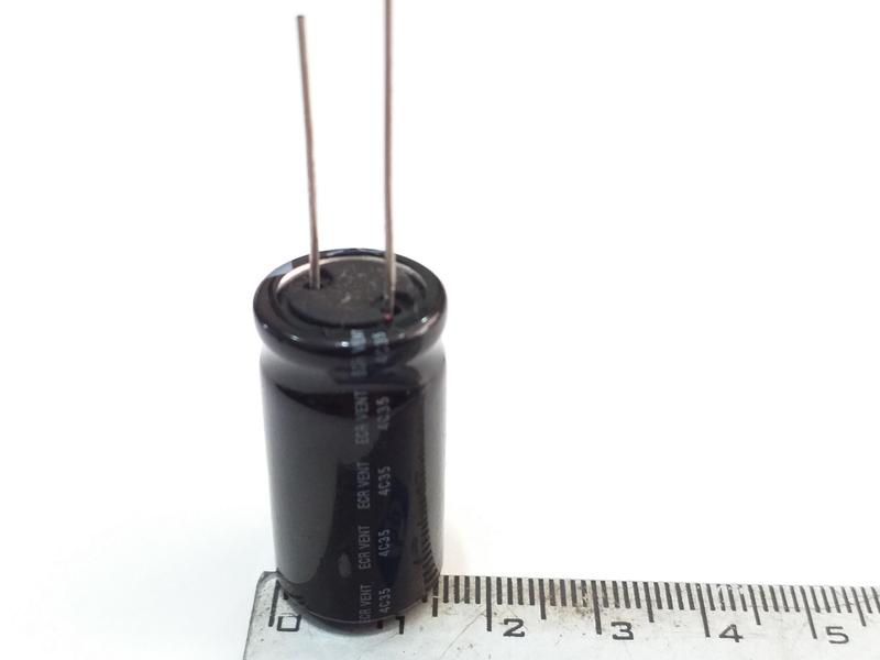 1 Capacitor Eletrolítico 100uf 250v 105º Hitano Imagem de 1 Capacitor Eletrolítico 100uf 250v 105º Hitano