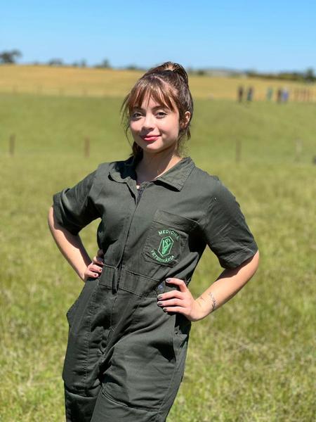 Imagem de 1 Macacão Veterinário Vestmedic Unissex Verde Escuro Manga Curta tecido Brim Leve 100% algodão C/B