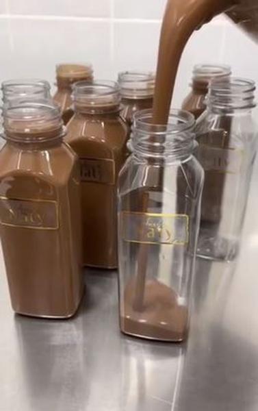 Imagem de 10 uni Garrafa PET quadrada para chocolate, suco e vitamina com tampa