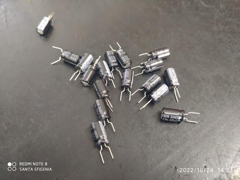 Imagem de 100x Capacitor Eletrolítico 220uf/16v 105 6,3x11mm Samxon