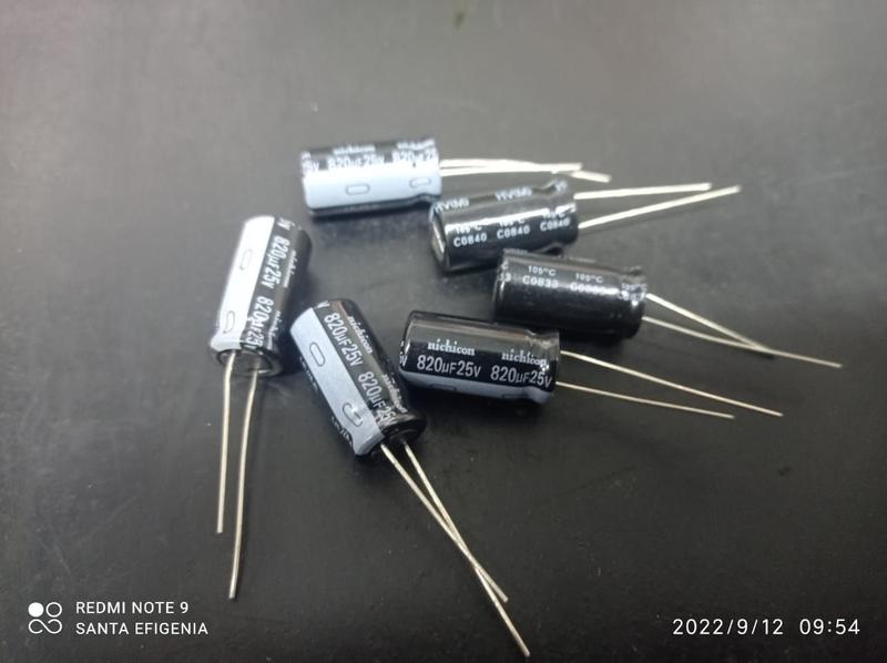 Imagem de 2x Capacitor Eletrolítico 820uf/25v 105 10x20mm Nichicon