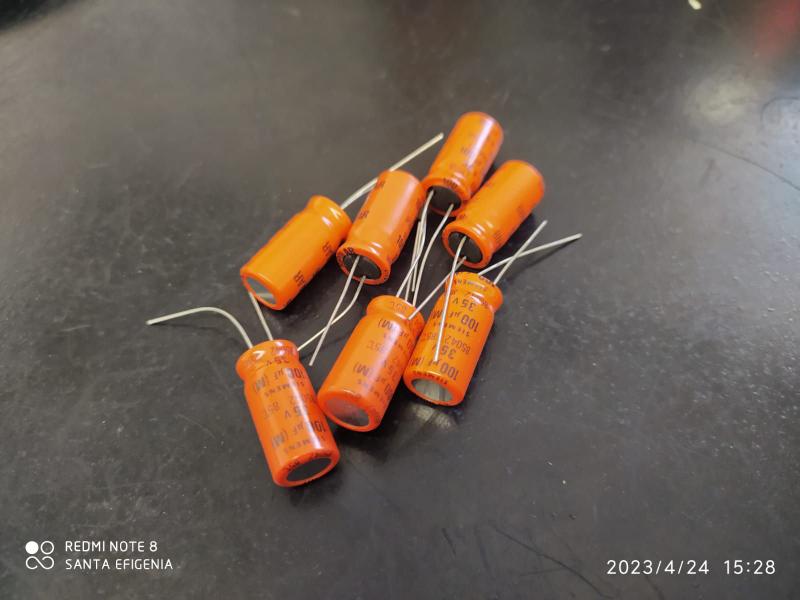 Imagem de 30x Capacitor Eletrolitico 100uf/35v 85 10x20mm Bipolar