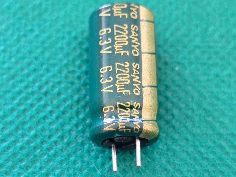 Imagem de 30x Capacitor Eletrolitico 2200uf/6,3v 105 10x20mm Sanyo