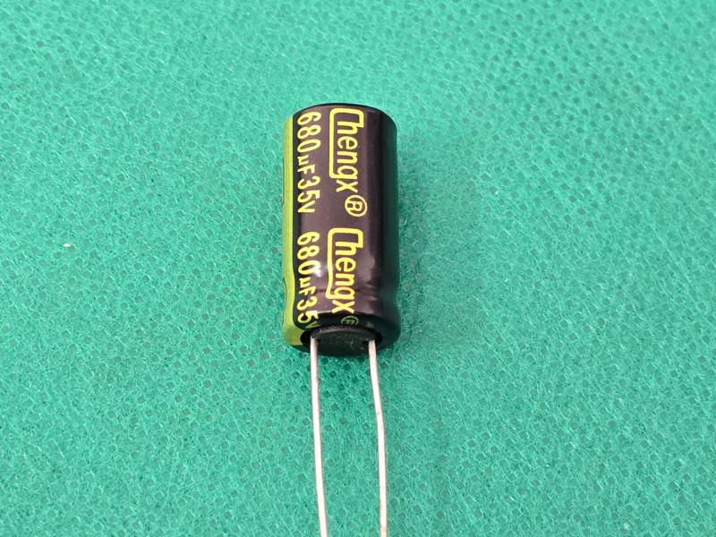 Imagem de 3x Capacitor Eletrolitico 680uf/35v 105 10x20mm Chengx