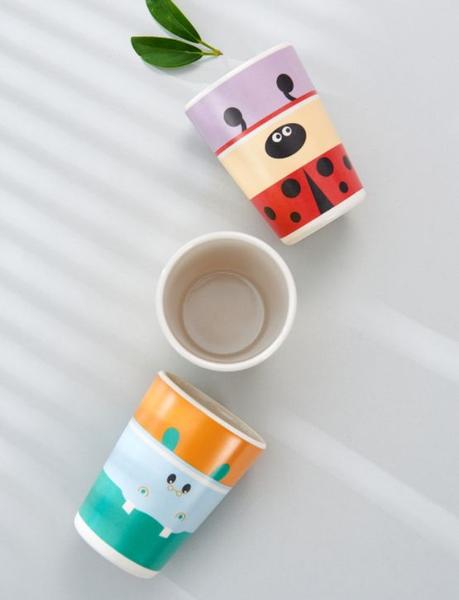 4pcs Kids Cups Set Natural Bamboo Fiber Baby Cup Toddler Water Suit Cartoon Animal Cute Creative Children Use Cup Daily Use Cup Copos (Conjunto A) - HTTN Imagem de 4pcs Kids Cups Set Natural Bamboo Fiber Baby Cup Toddler Water Suit Cartoon Animal Cute Creative Children Use Cup Daily Use Cup Copos (Conjunto A)