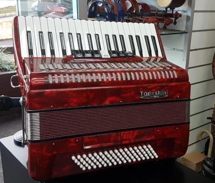 Imagem de Acordeon Todeskini 80 Baixos Vermelho