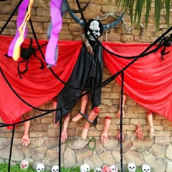 Imagem de Adereços de Halloween: Braço, Mão e Pé Mortos - Decoração para Casa Assombrada