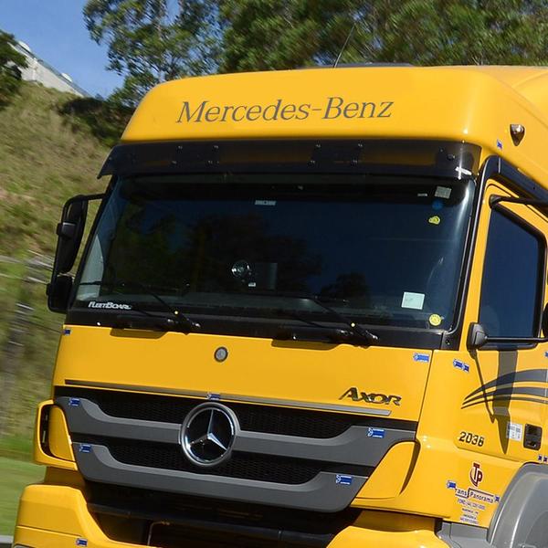 Adesivo Testeira Quebra Sol Caminhão Mercedes Benz Grafite - SPORTINOX Imagem de Adesivo Testeira Quebra Sol Caminhão Mercedes Benz Grafite
