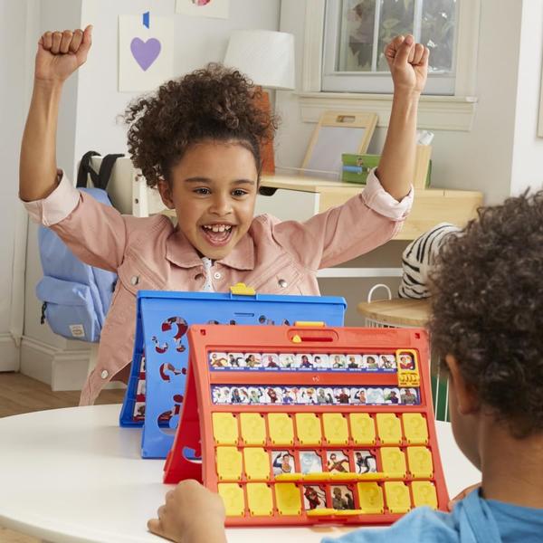 Adivinha quem Jogo de adivinhação original do jogo de tabuleiro, quadro fácil de carregar, folha de caracteres de dupla lateral, 2 jogos de tabuleiro para crianças, jogos de adivinhação para famílias, idades 6 e até - Hasbro Gaming Imagem de Adivinha quem Jogo de adivinhação original do jogo de tabuleiro, quadro fácil de carregar, folha de caracteres de dupla lateral, 2 jogos de tabuleiro para crianças, jogos de adivinhação para famílias, idades 6 e até