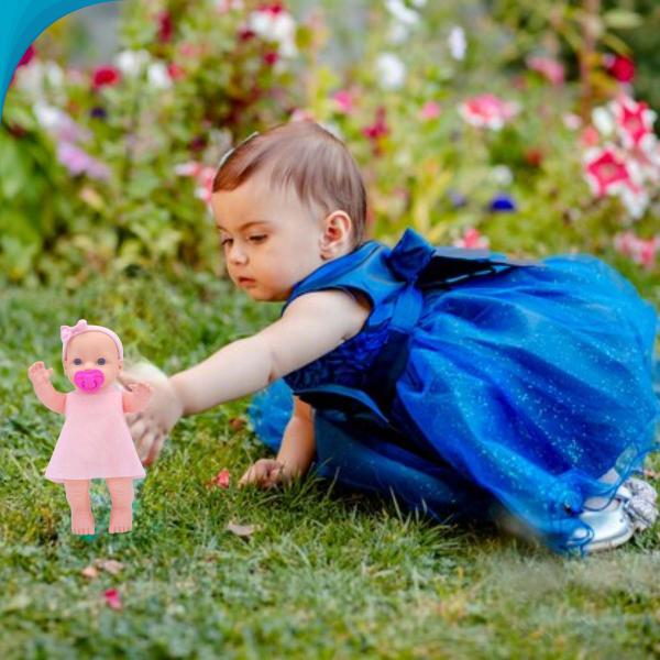 Imagem de Adorável Bebê De Pelúcia Com Lacinho E Vestido Colorido Presente Dia Das Crianças Oficial