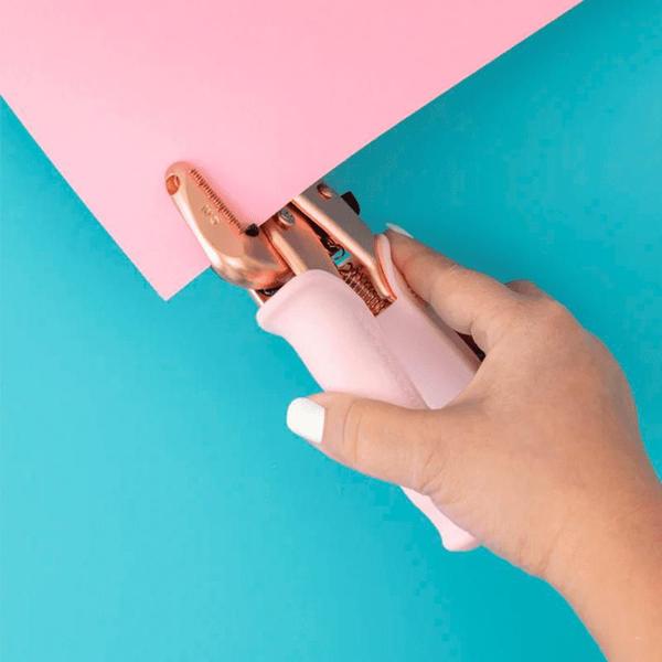 Alicate Aplicador De Ilhós Crop A Dile Rose Gold - We R - We R Memory Keepers Imagem de Alicate Aplicador De Ilhós Crop A Dile Rose Gold - We R