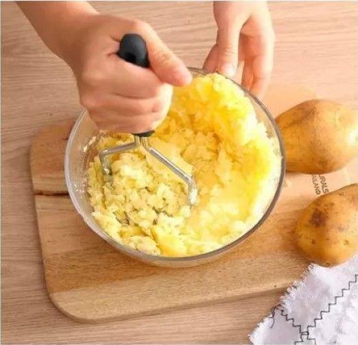 Imagem de Amassador de batata e legumes de metal com cabo de plástico 24,5cm