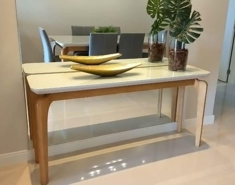 Aparador para sala de jantar Cirrus 140cm - Madeira Tampo com vidro Imbuia Bahia/Off White - HANGAR DOS MOVEIS Imagem de Aparador para sala de jantar Cirrus 140cm - Madeira Tampo com vidro Imbuia Bahia/Off White