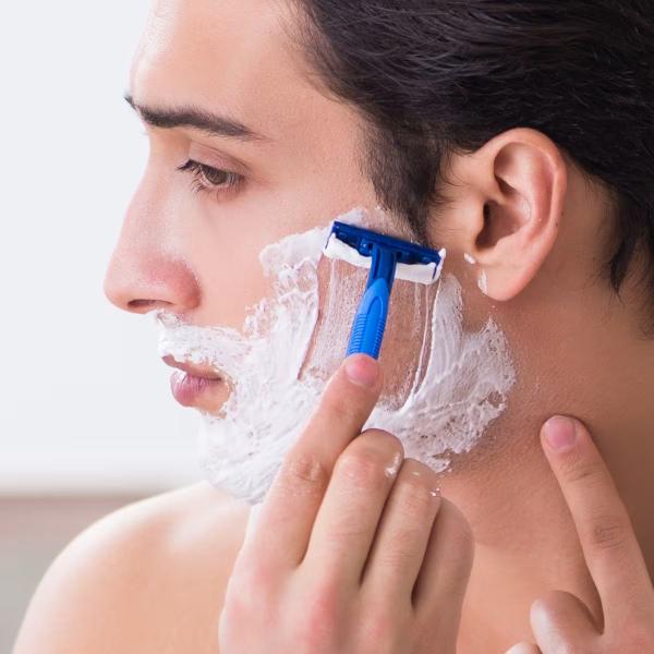 Imagem de Aparelho de Barbear Prestobarba UltraGrip 2 Gillette  Barbeador Descartável com 2 Unidades Com Cabo Plástico Cabeça Fixa